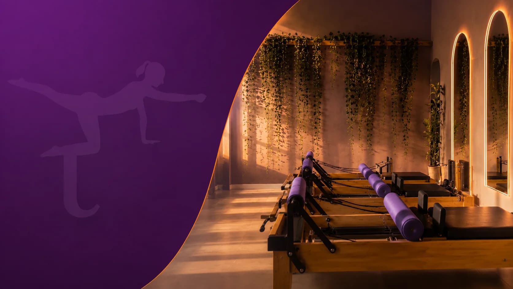 Estudio de Pilates Sabrina Lazzos en Córdoba: reformers de madera con rodillos violeta, plantas colgantes y arcos con luz cálida — panel de acceso para alumnas
